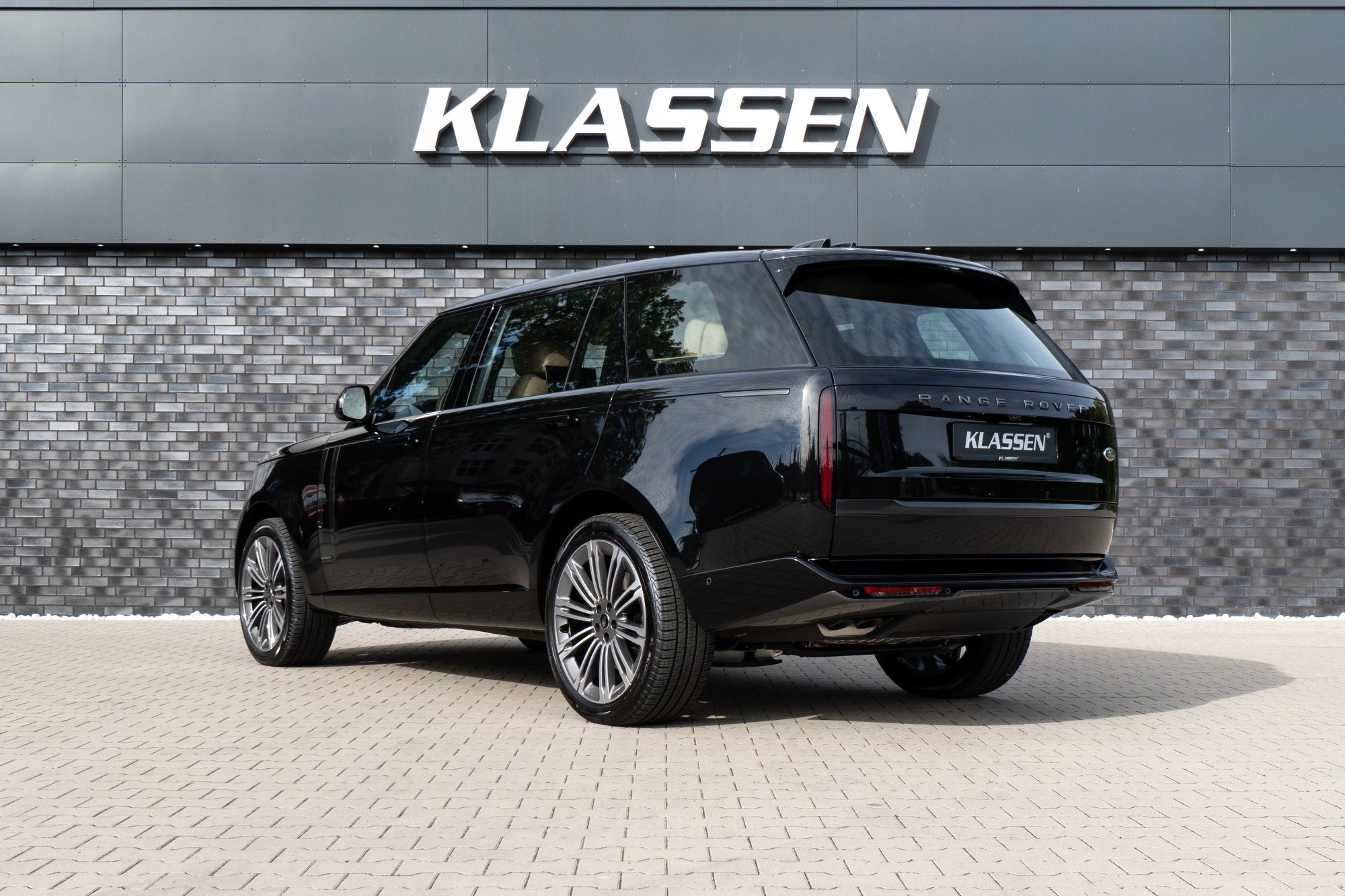 UUSI RANGE ROVER LWB OMAELÄMÄKERTA LR_1618