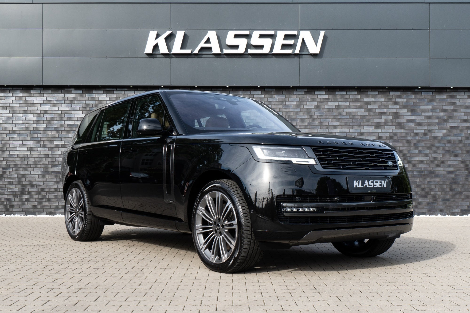 UUSI RANGE ROVER LWB OMAELÄMÄKERTA LR_1618