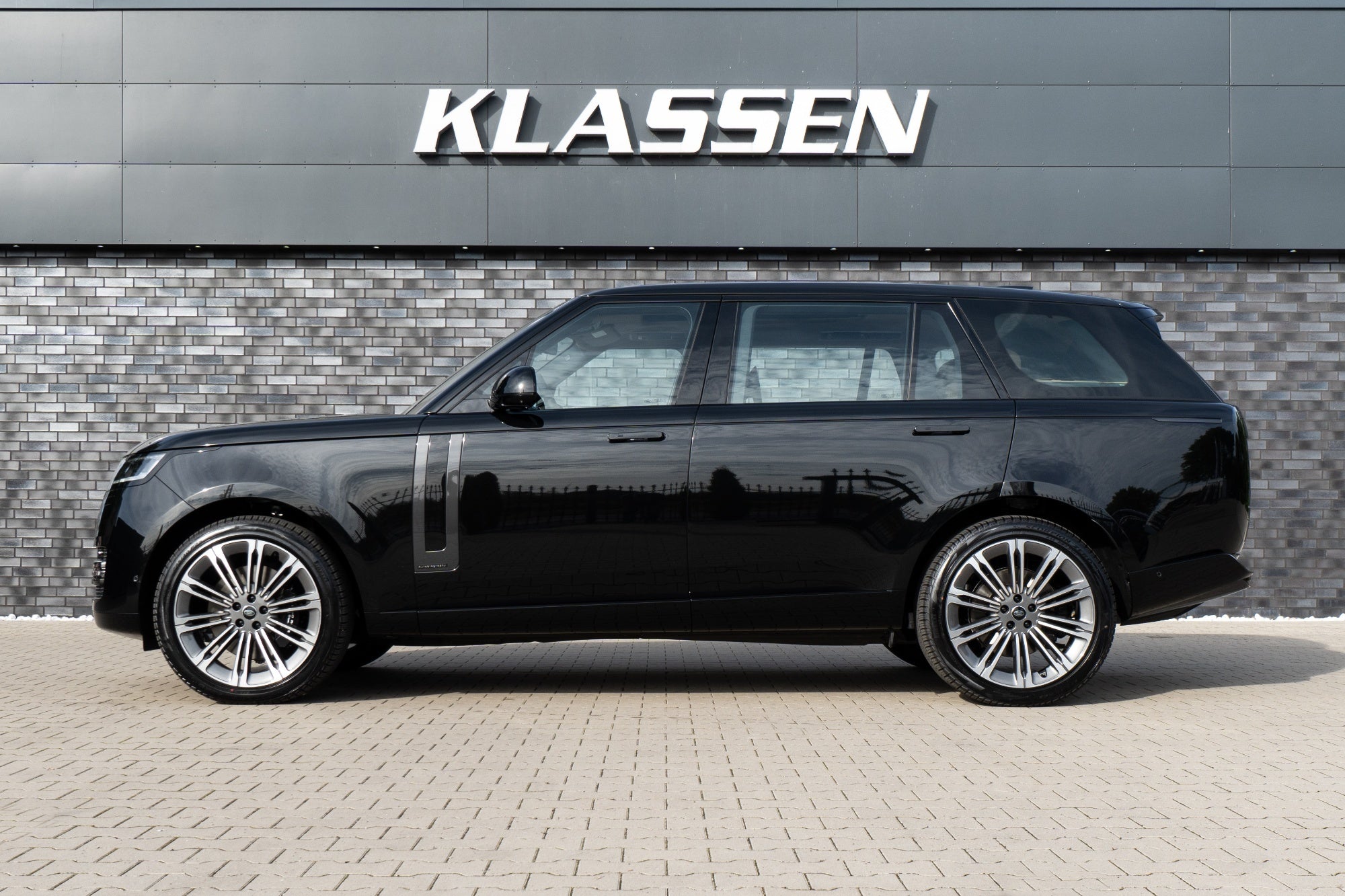 UUSI RANGE ROVER LWB OMAELÄMÄKERTA LR_1618
