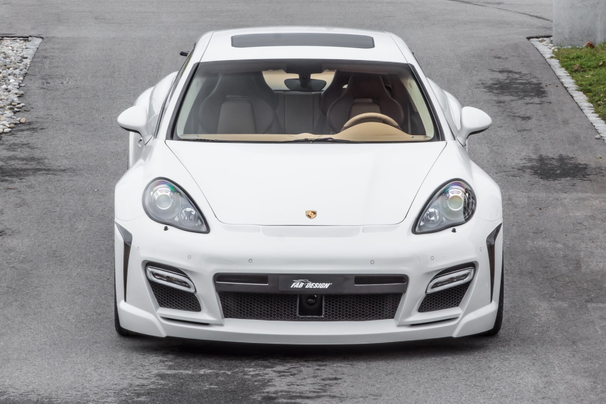 FAB Panamera Widebody perustuu Porsche Panameraan
