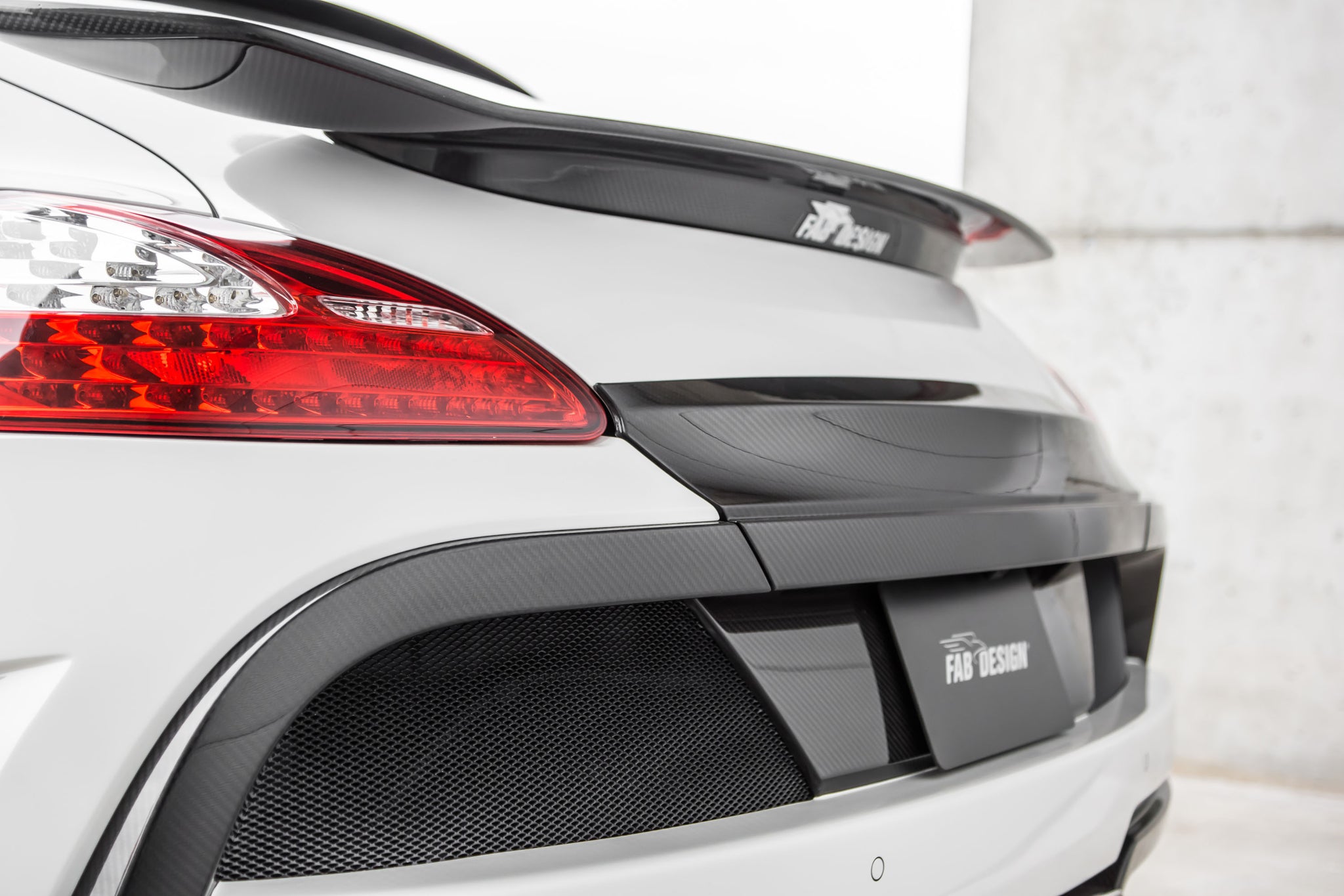 FAB Panamera Widebody perustuu Porsche Panameraan