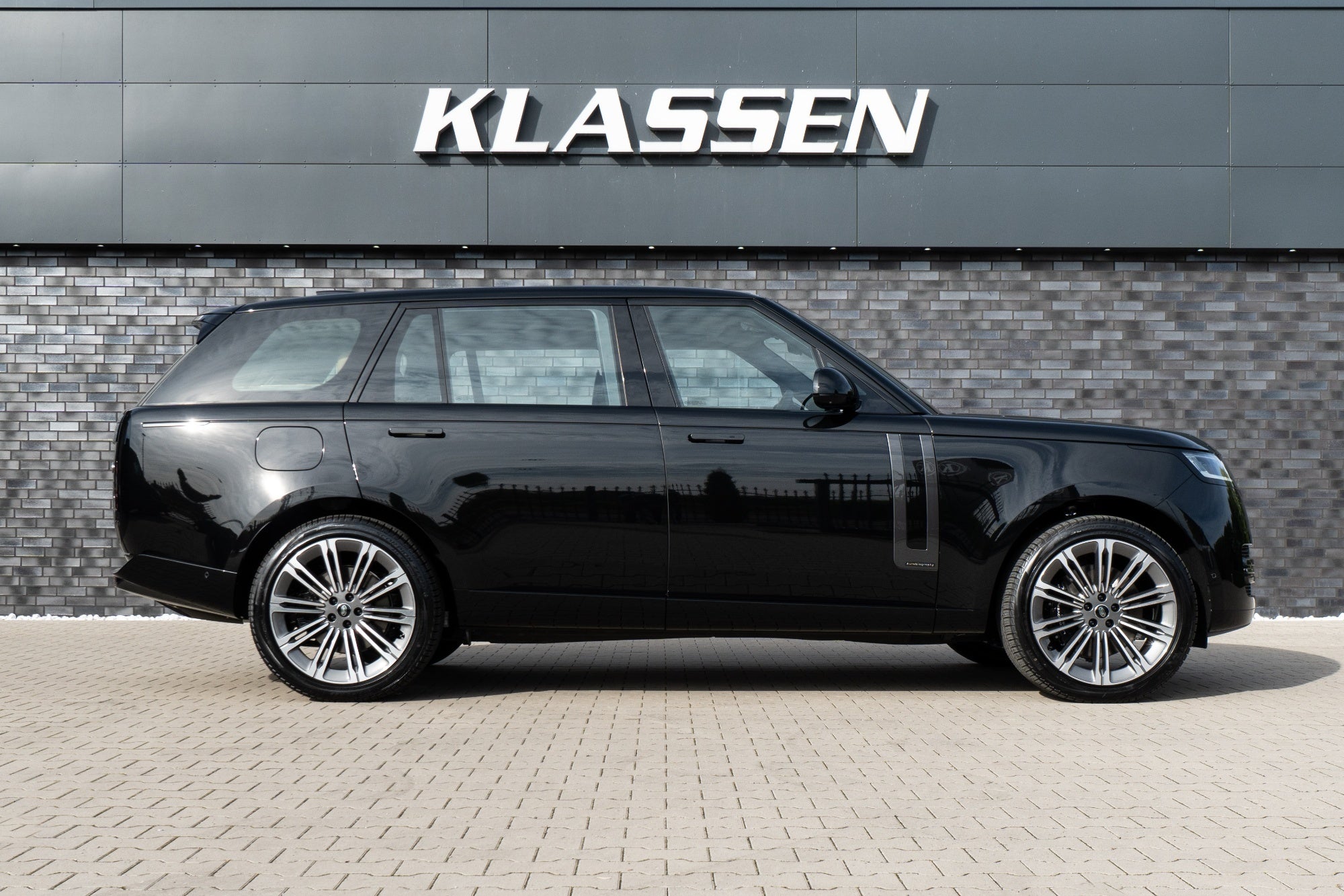 UUSI RANGE ROVER LWB OMAELÄMÄKERTA LR_1618