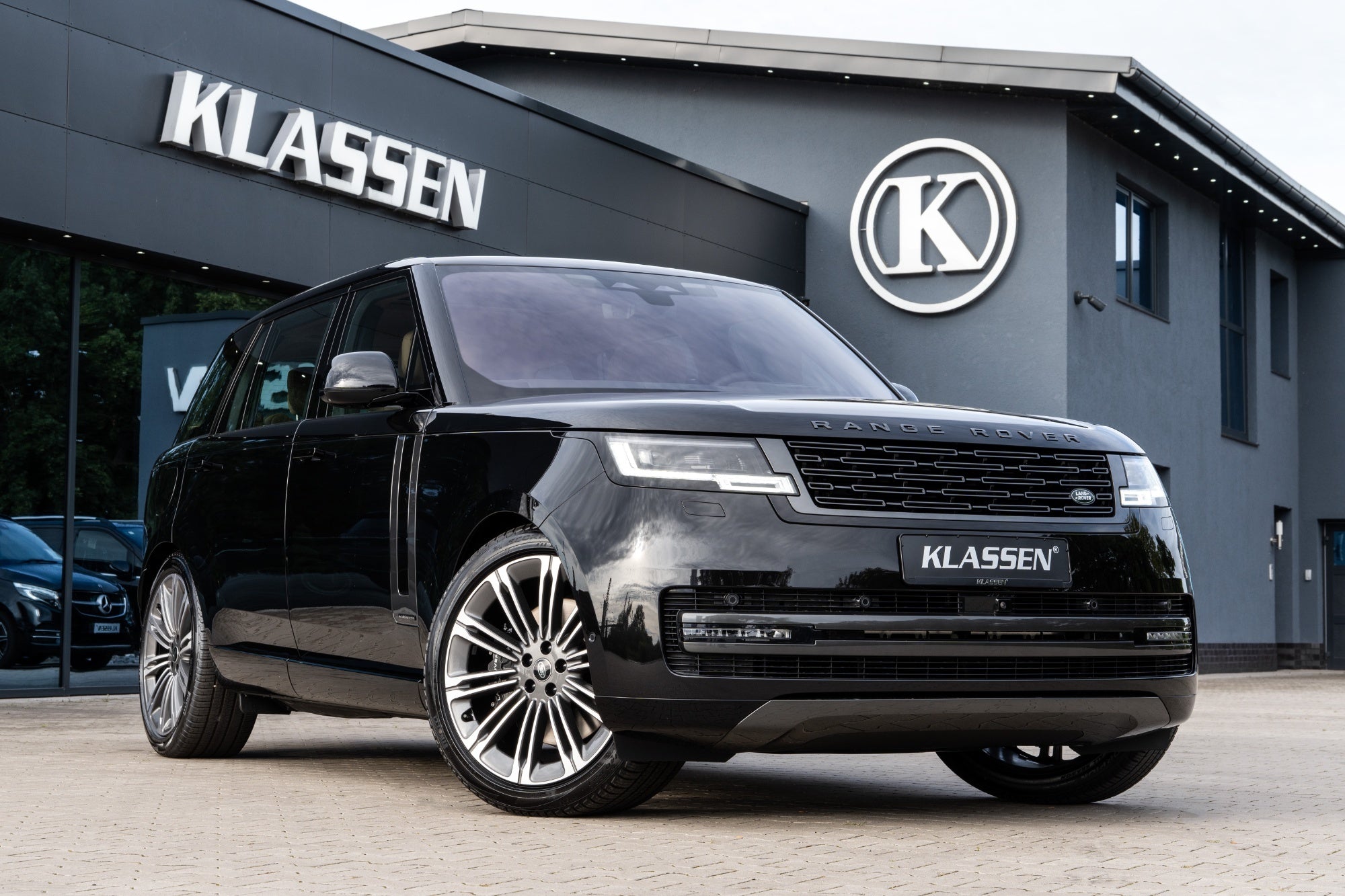 UUSI RANGE ROVER LWB OMAELÄMÄKERTA LR_1618