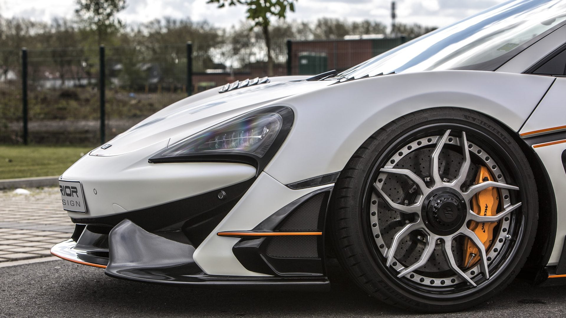 Aerodynaaminen sarja McLaren 570S:lle J1, powercarfinland@gmail.com tai 040-718 2620